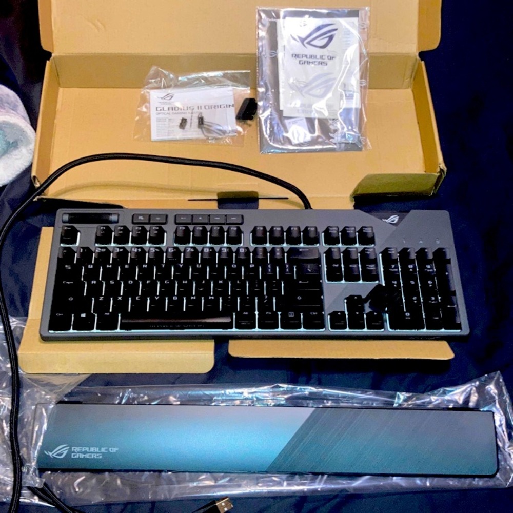 Republic of gamers computer PC keyboard